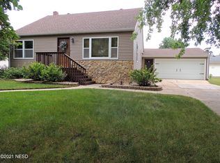 808 8th St NE, Watertown, SD 57201