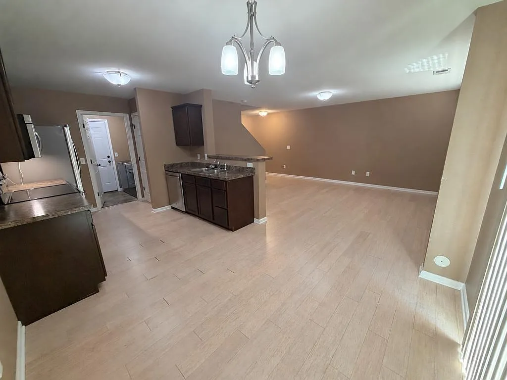 711 Weyburn Dr — Photo 4