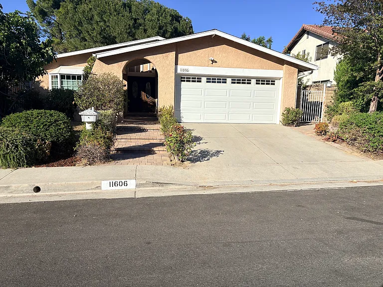 11606 Lyster Ave — Photo 1