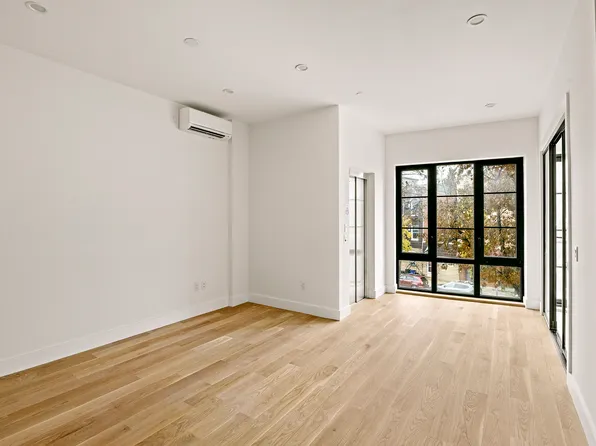 346 Metropolitan Avenue image 2 of 8