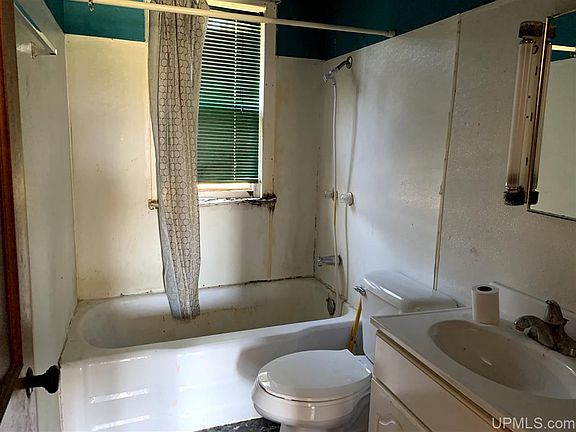 3rd image of 10463 Pine St