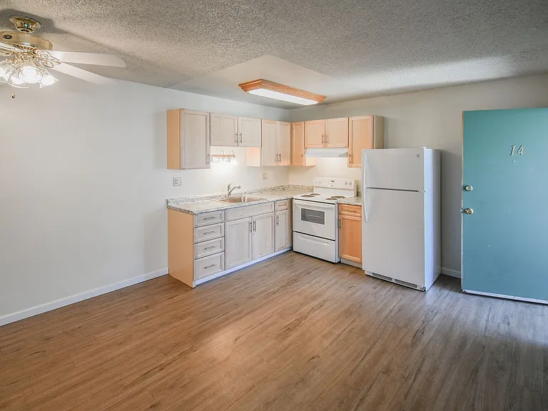 Emerald Bay Apartments — Photo 19
