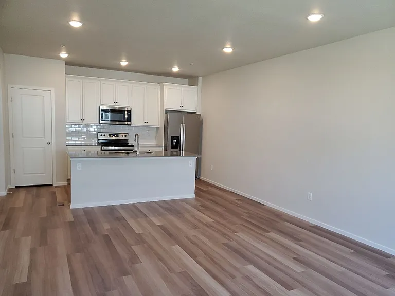 Spacious and Open Condo w/ Modern Finishes — Photo 6