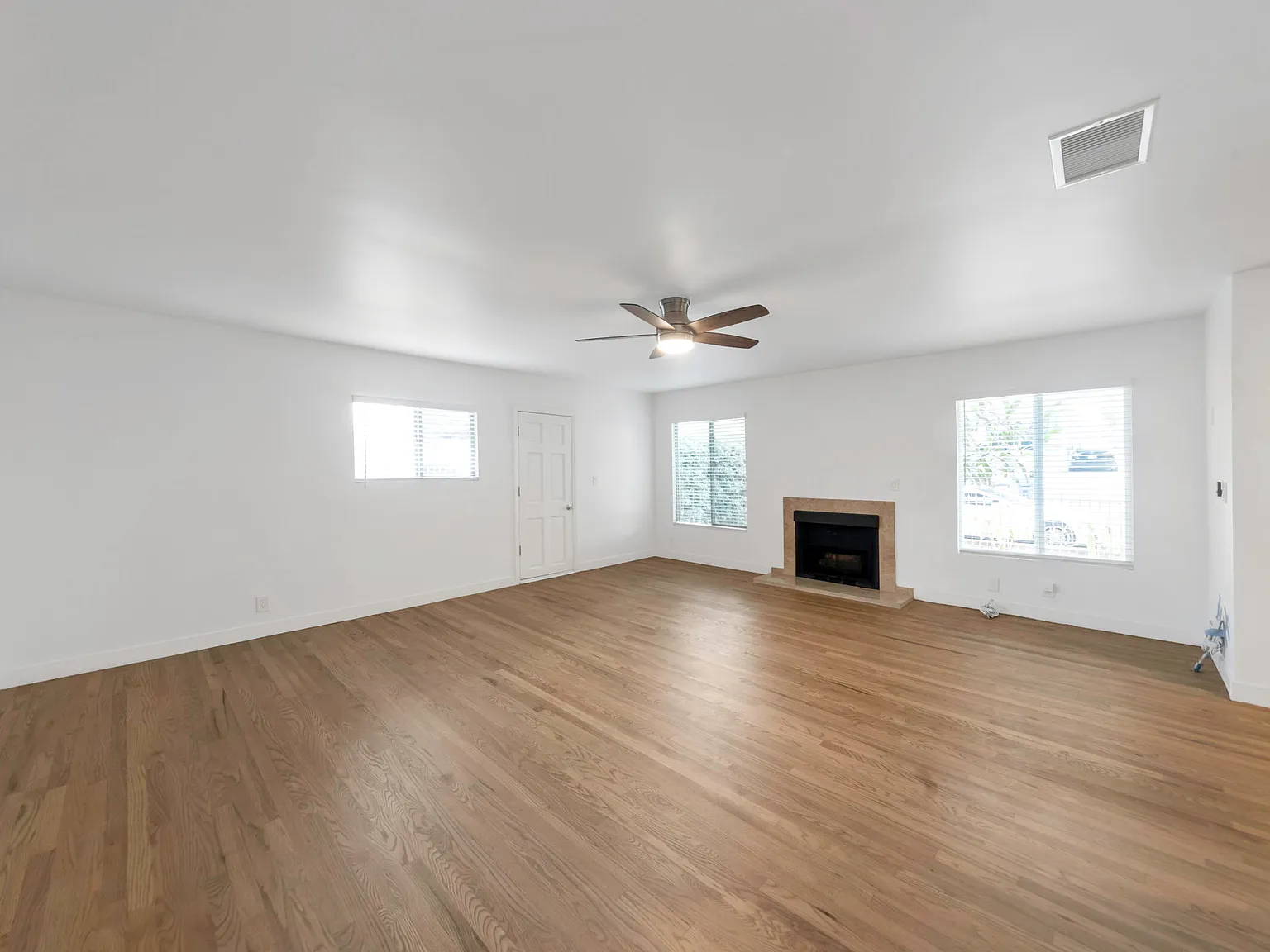 3 bed, 2.5 bath, 1950 sqft, $5,750 — Photo 3
