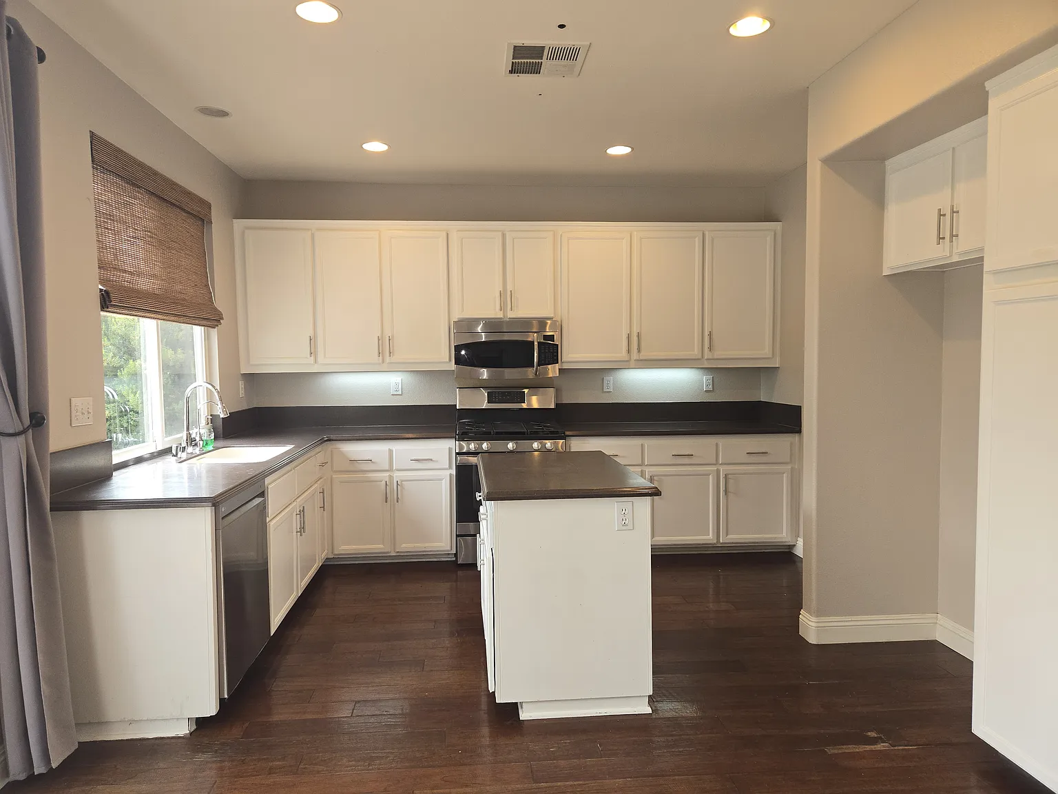 6 bed, 4585 sqft, $4,300 — Photo 4