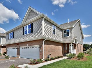 195 N Auburn Hills Ln, Addison, IL 60101