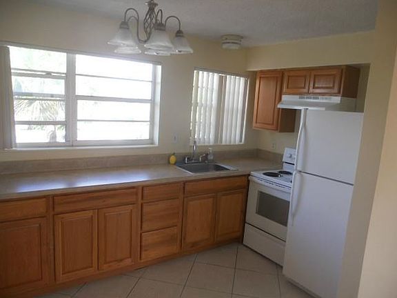 2nd image of 3233 NE 10th St APT 311