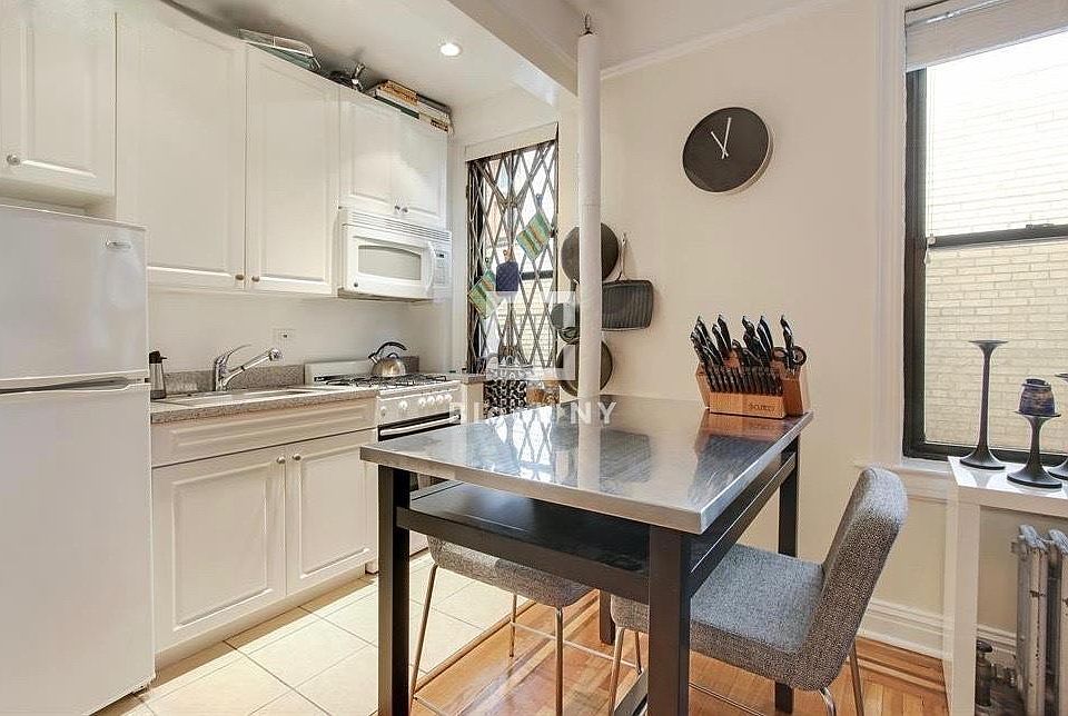 2nd image of 218 W 10th St APT 5C
