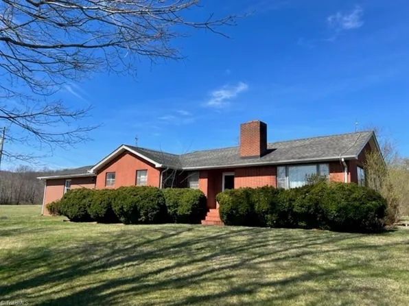 4445 E Pine St, Mount Airy, NC 27030