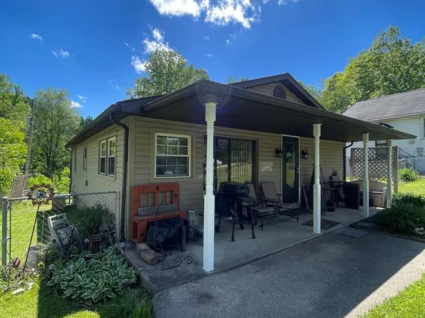 109 Louise Ln, Mount Hope, WV 25880