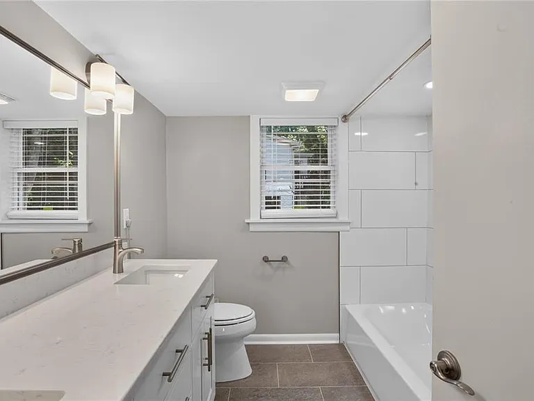 1220 Roxboro Dr NE — Photo 16
