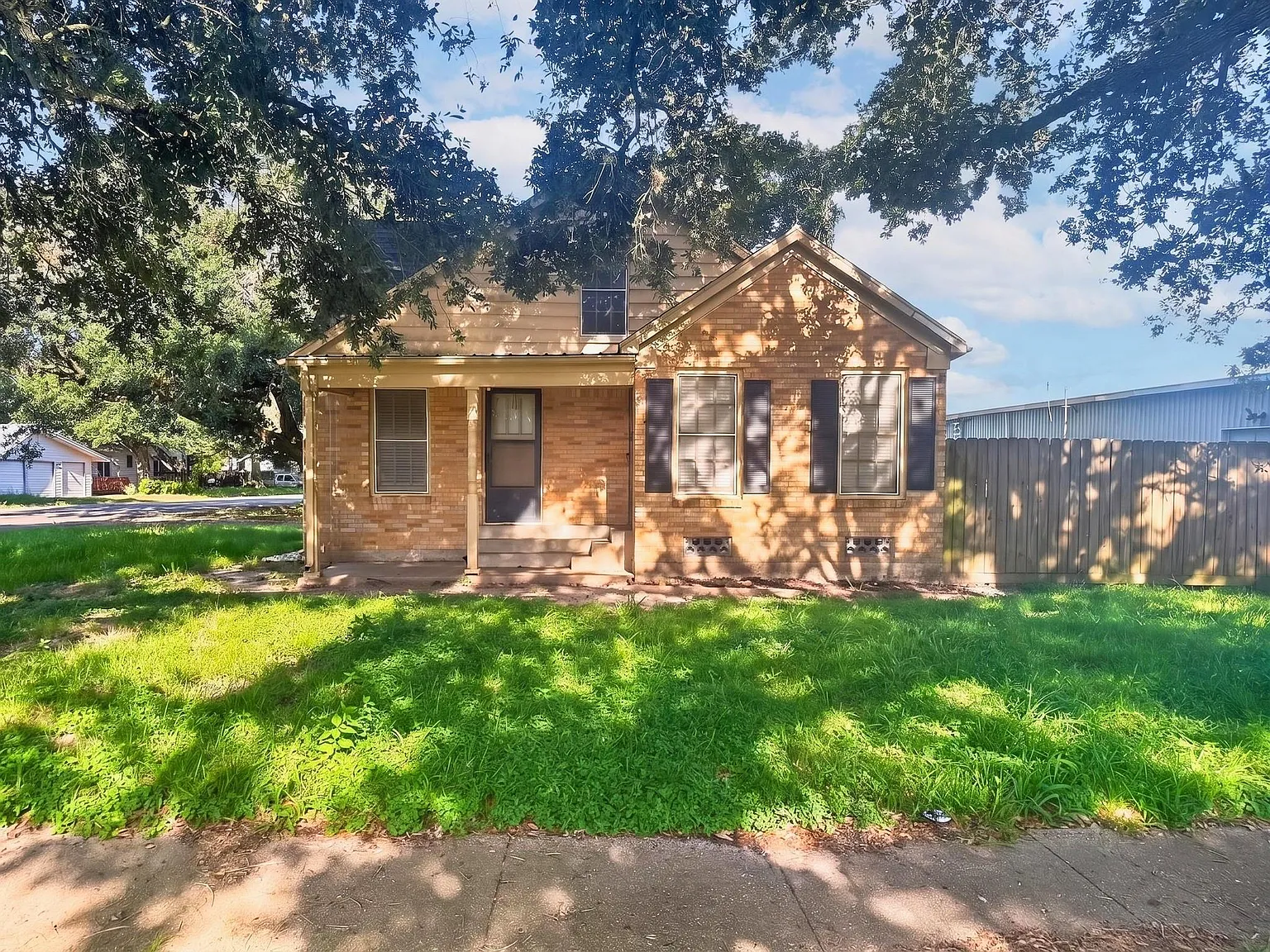 3 bed, 2.0 bath, 1596 sqft, $1,750 — Photo 2