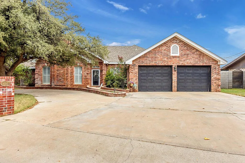 3 bed, 2.5 bath, 2052 sqft, $3,500 — Photo 2