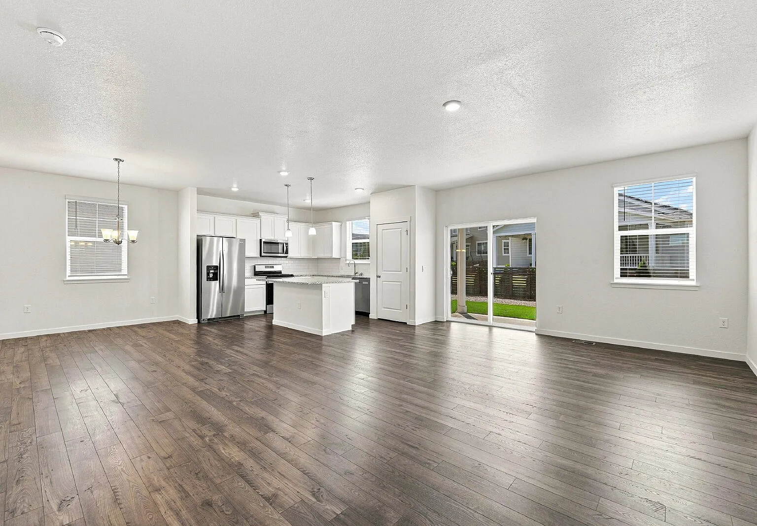 4 bed, 2.5 bath, 2156 sqft, $2,946 — Photo 4