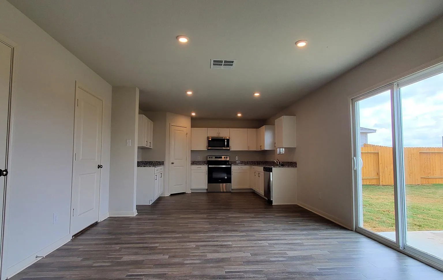 4 bed, 2.5 bath, 2057 sqft, $1,950 — Photo 4