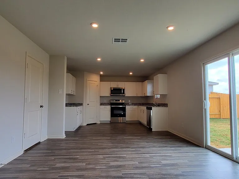 5584 Fox Bluff Dr — Photo 4
