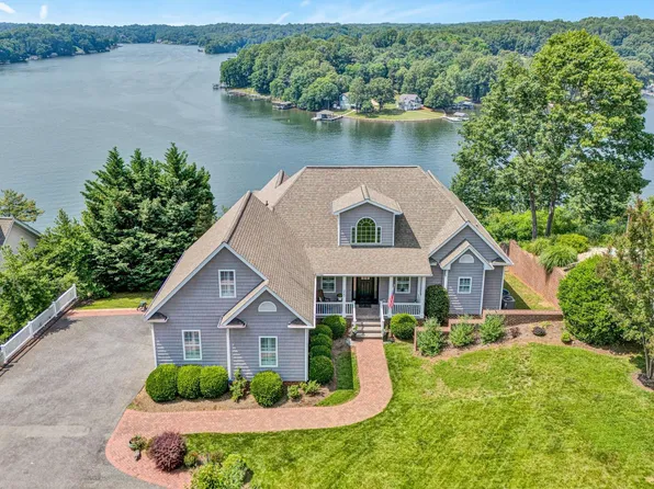 220 Village Ln, Moneta, VA 24121