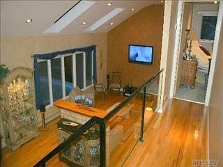 2nd image of 19 Bayview St W
