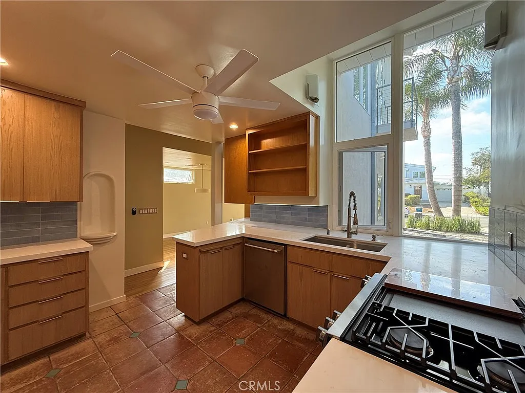 4 bed, 2600 sqft, $8,900 — Photo 4