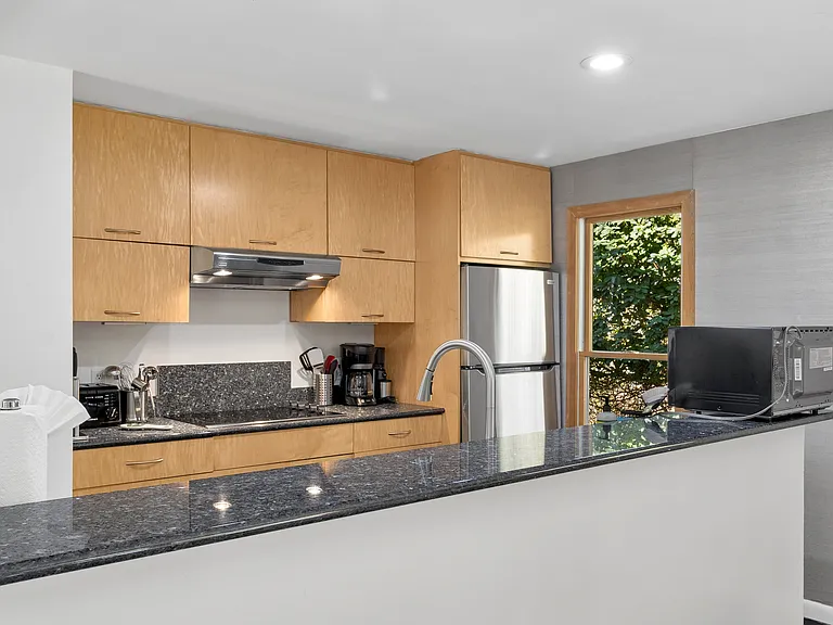 27 Montauk Ave — Photo 12