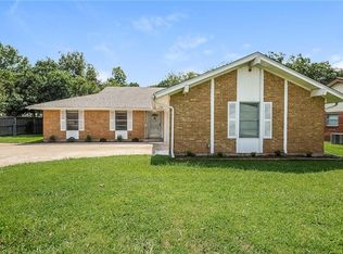 8913 Mahan Dr, Benbrook, TX 76116