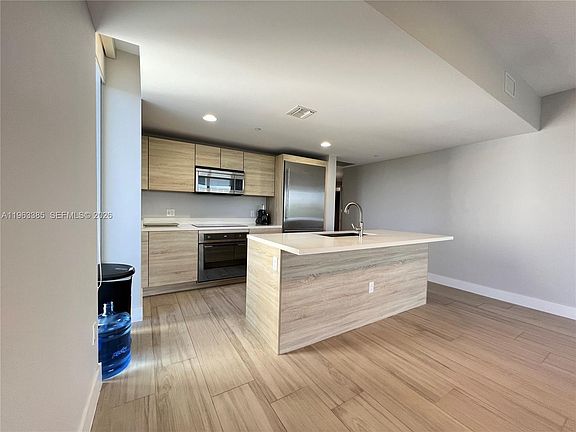5th image of 16385 Biscayne Blvd Unit 607