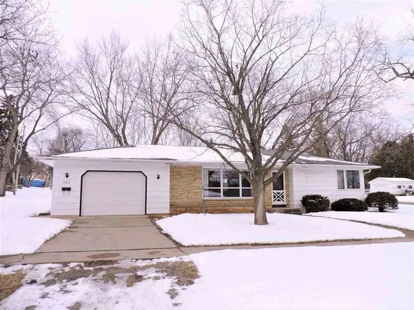 223 Walnut St, Omro, WI 54963