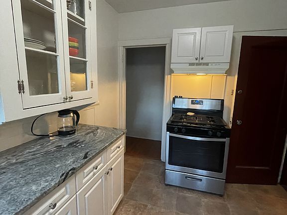 2nd image of 8 Lynwood Pl #8