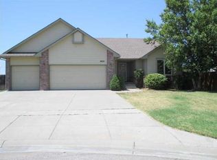 8609 W Oak Ridge Cir, Wichita, KS 67205