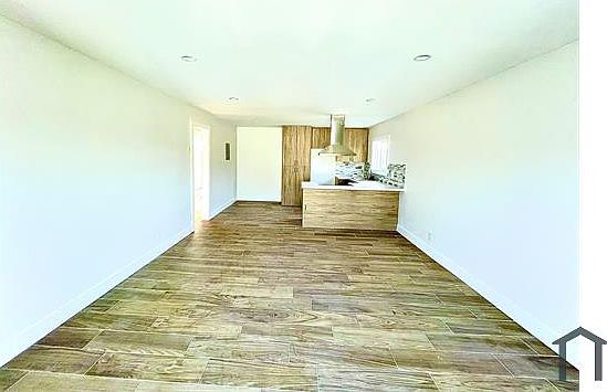 1st image of 7337 Woodley Ave #3
