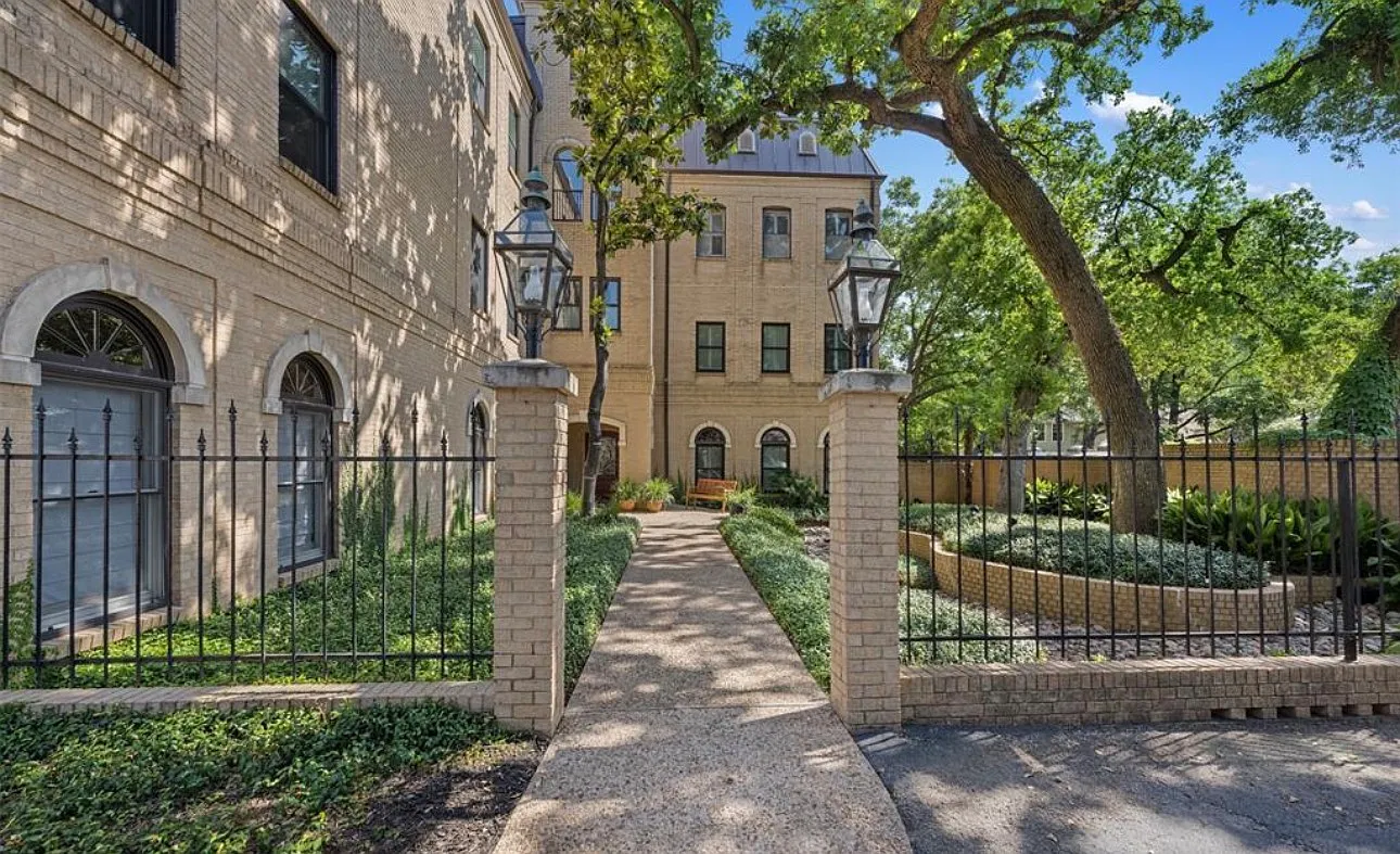 2 bed, 1296 sqft, $3,150 — Photo 1