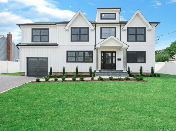 60 Westwood Rd S, Massapequa Park, NY 11762