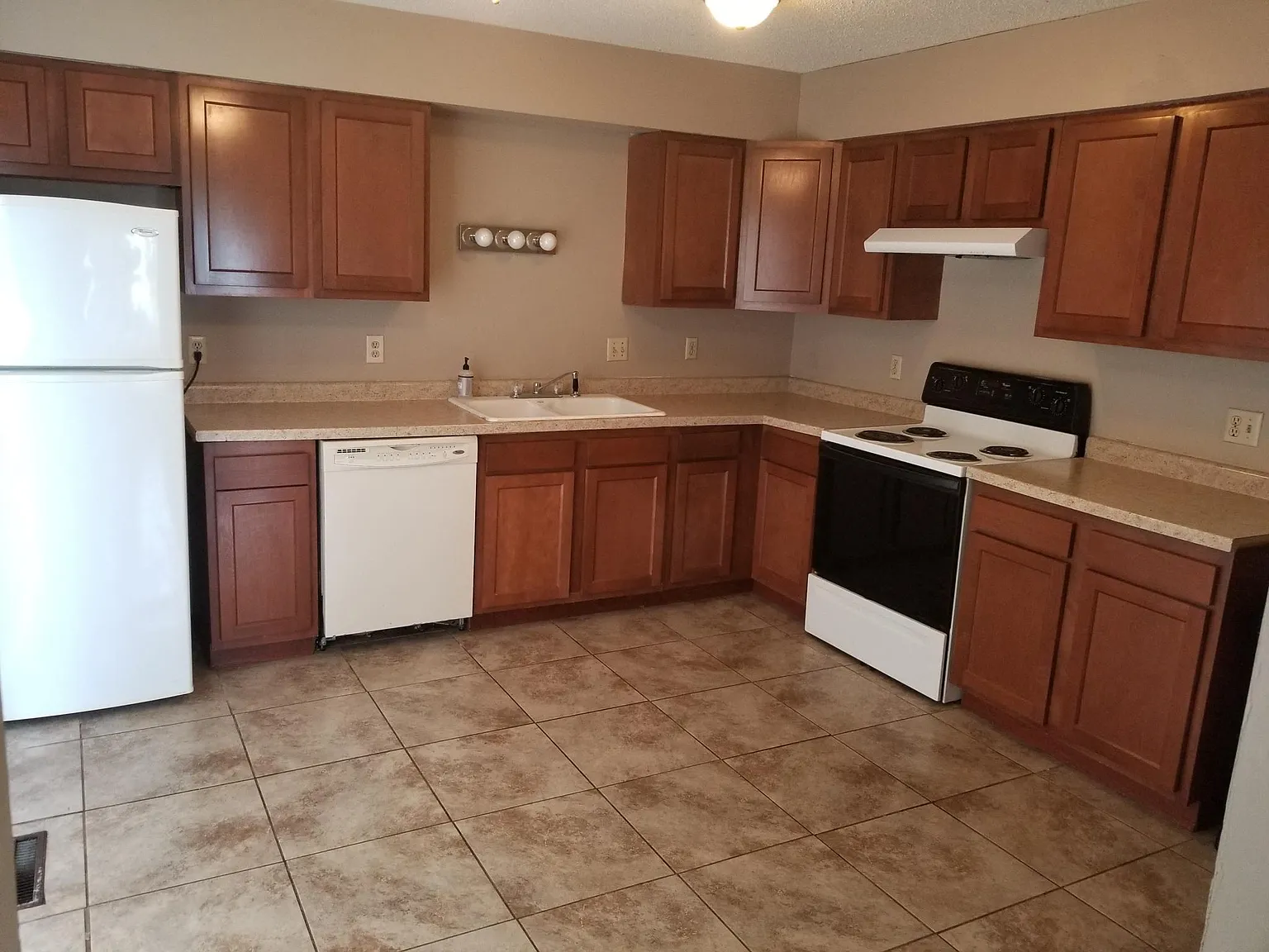 3 bed, 1450 sqft, $1,950 — Photo 3