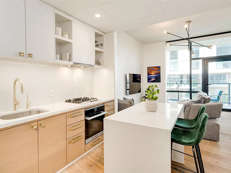 70 Rainey St #1310