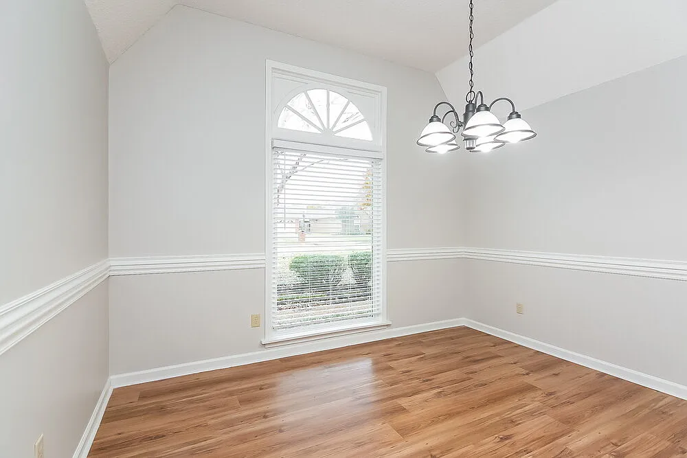 3 bed, 2.0 bath, 1893 sqft, $2,070 — Photo 3