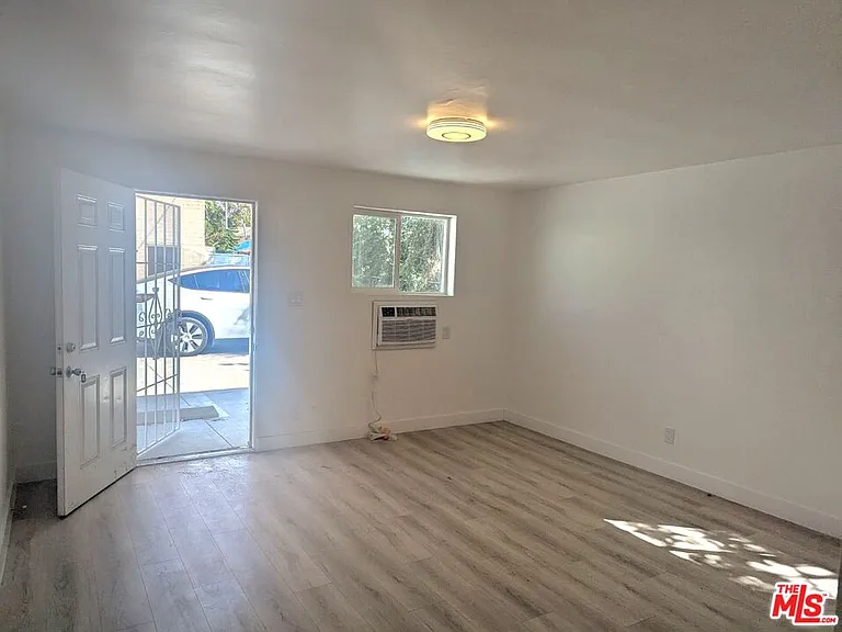 3825 Sedgwick Ave — Photo 2