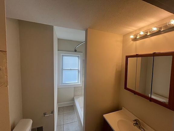 4th image of 16413 Trafalgar Ave