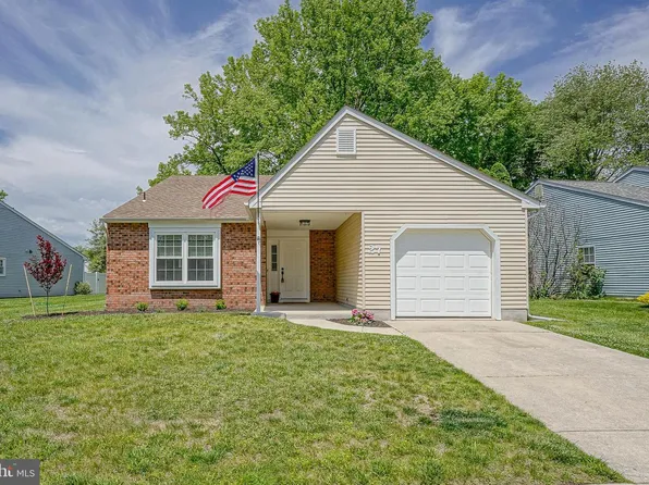 27 Lakebridge Dr, Deptford, NJ 08096