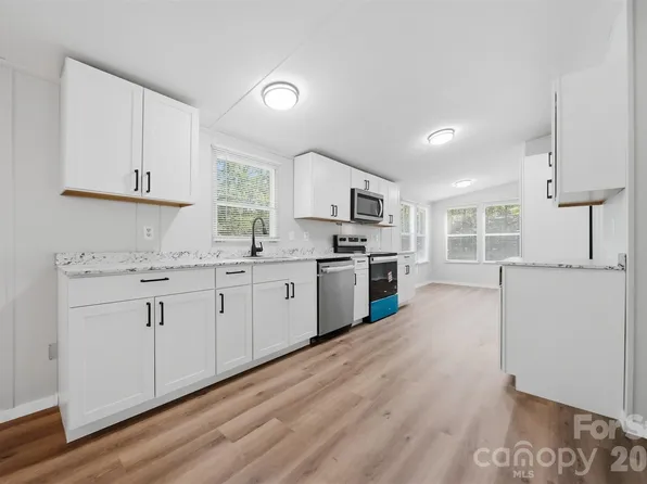 2691 Green Haven Cir, Morganton, NC 28655