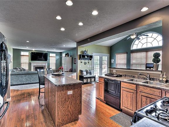 4th image of 207 Broadview Ct