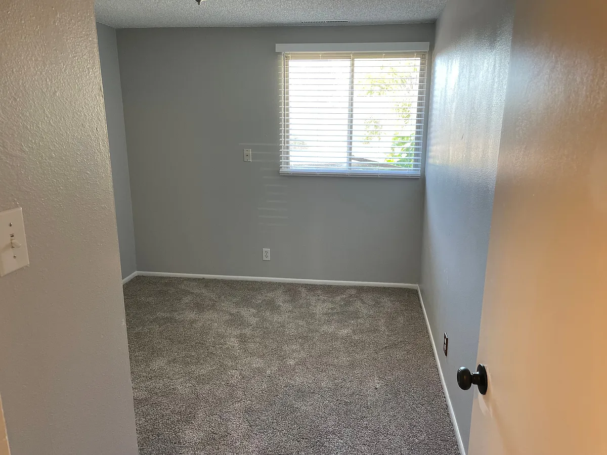 Building Photo - 882 W 4100 S #C