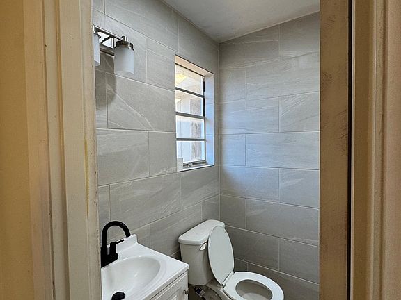 3rd image of 1105 Overton Ave