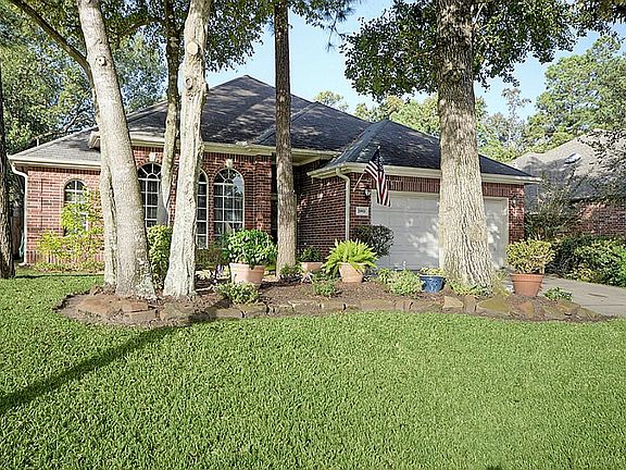 Wonderful Cul De Sac location on a charming street. Close to schools and shopping.