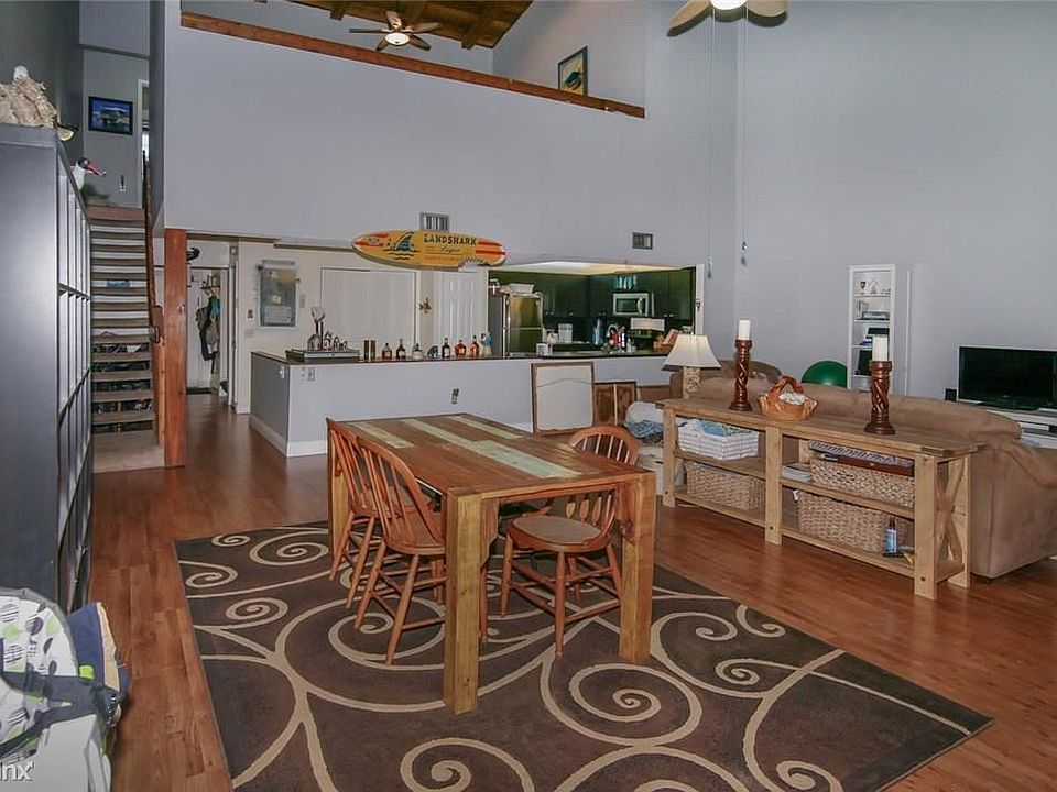 1st image of 3334 Oak Dr #1