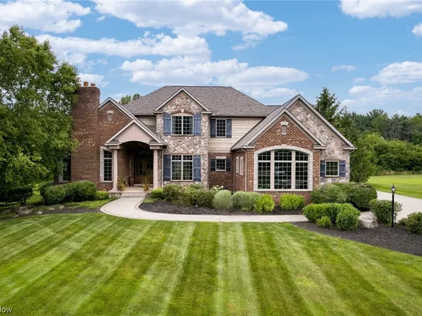 8360 Wembley Ct, Chagrin Falls, OH 44023