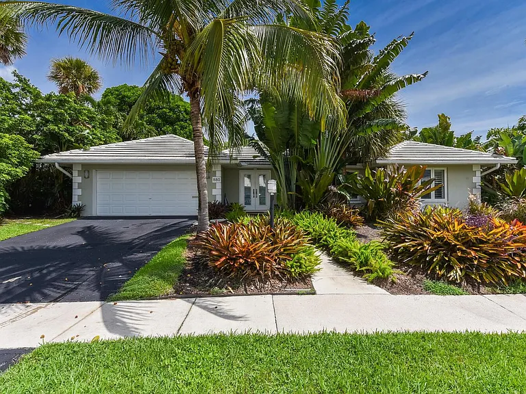 880 Hickory Ter — Photo 2