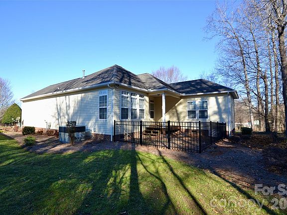 3rd image of 101 S Kayla Dr