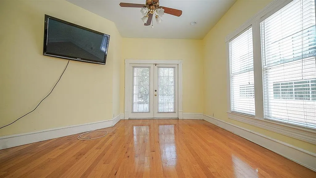 4 bed, 1.0 bath, 3824 sqft, $3,000 — Photo 3