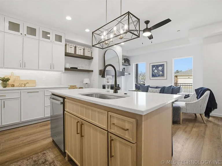 504 E B St — Photo 14
