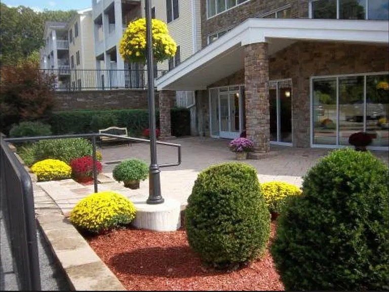 Stonington Estates Apartments — Photo 11